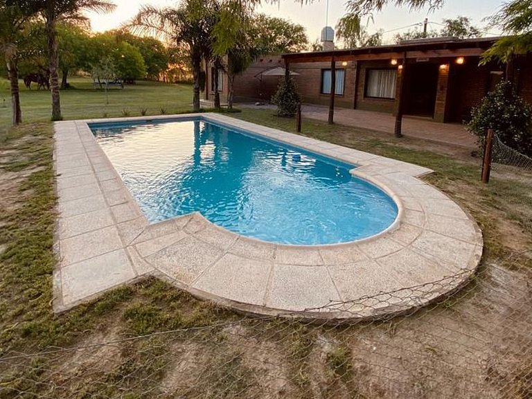 Casa Charmosa com Piscina em Estilo Rústico