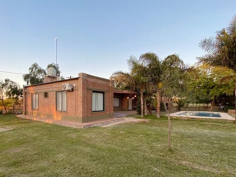 Casa Charmosa com Piscina em Estilo Rústico