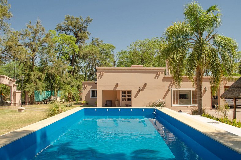 Casa com Piscina e Espaço Recreativo - Aluguel Sem Comissões