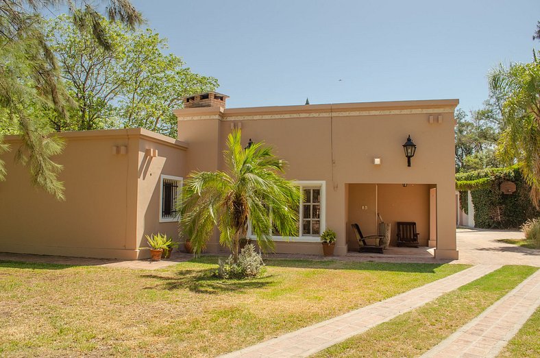 Casa com Piscina e Espaço Recreativo - Aluguel Sem Comissões