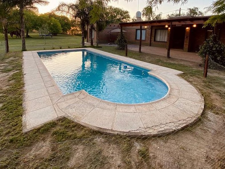Hermosa casa con piscina estilo rústico